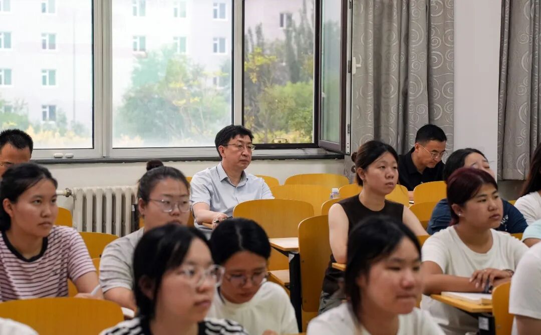走进课堂与师生共上“开学第一课”